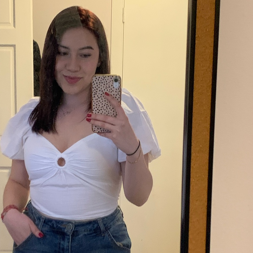 Beautiful white shirt with puffy sleeves and elastic back.